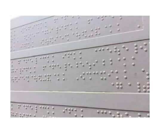 mobiliario urbano carteleria inclusiva braille